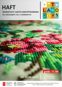 Haftowane kwiaty. Na górze tekst: „HAFT. WARSZTATY HAFTU KRZYŻYKOWEGO DLA MŁODZIEŻY (10+) I DOROSŁYCH. Poniżej tekst: 09-13.08.2021 godz. 11.00 wstęp wolny! ZAPISY ON-LINE www.mbddim.pl W stopce logotypy: biblioteki, dzielnicy Mokotów.