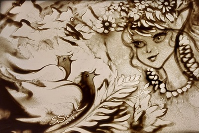 Obraz stworzony techniką piasku na szkle. Twarz kobiety, ptaki, liscie. Podpis artystki Saida Siczek.