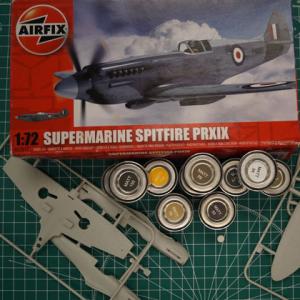 Zdjęcie części modelu samolotu do sklejania i pudełka od zestawu o nazwie SUPERMARINE SPITFIRE PRXIX.