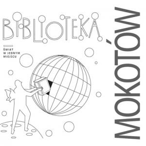 Czarnobiała grafika. Na białym tle człowiek z małymi skrzydłami wstawia książkę na półkę w kształcie globusa. Tekst: Biblioteka Mokotów, świat w jednym miejscu.