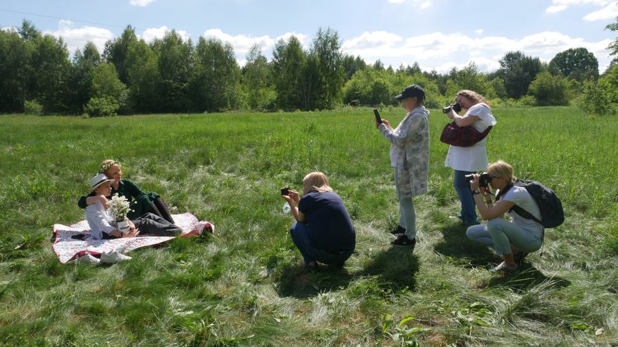 Uczestnicy warsztatów robią zdjęcia.