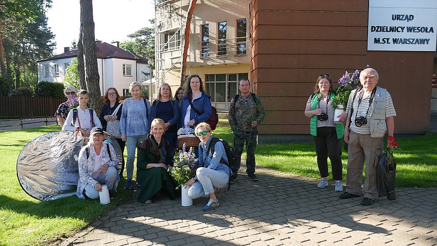 Zdjęcie grupowe uczestników warsztatów fotograficznych.