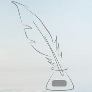 Na sinoniebieskim tle narysowane gęsie pióro zanurzone w kałamarzu.