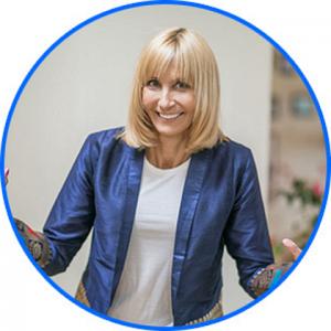 W kółku widać zdjęcie uśmiechającej się blondynki w niebieskiej garsonce.