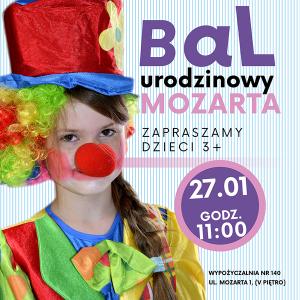 Dziewczynka ubrana w barwny strój karnawałowy z doczepionym okrągłym czerwonym nosem.