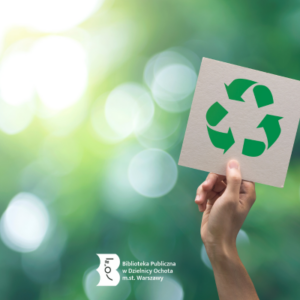 W ręce trzymana kartka z symbolem recyklingu.