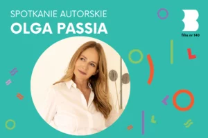 Zdjęcie uśmiechniętej blondynki w średnim wieku w białej koszuli.