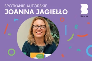 Blondynka w okularach i ciemno-zielonym topie uśmiecha się promiennie do obiektywu.