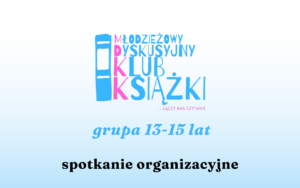 Na obrazku znajduje się logo klubu książki dla młodzieży. Centralnym elementem jest napis "MŁODZIEŻOWY DYSKUSYJNY KLUB KSIĄŻKI", co jasno wskazuje na charakter organizacji. Poniżej widnieje hasło "...ŁĄCZY NAS CZYTANIE", podkreślające wspólnotę i pasję do literatury, która spaja członków klubu. Kolejna linia informuje o docelowej grupie wiekowej: "grupa 13-15 lat", co precyzuje, dla kogo przeznaczony jest klub. Na samym dole znajduje się informacja "spotkanie organizacyjne", sugerująca, że jest to zaproszenie na pierwsze, inauguracyjne spotkanie klubu.