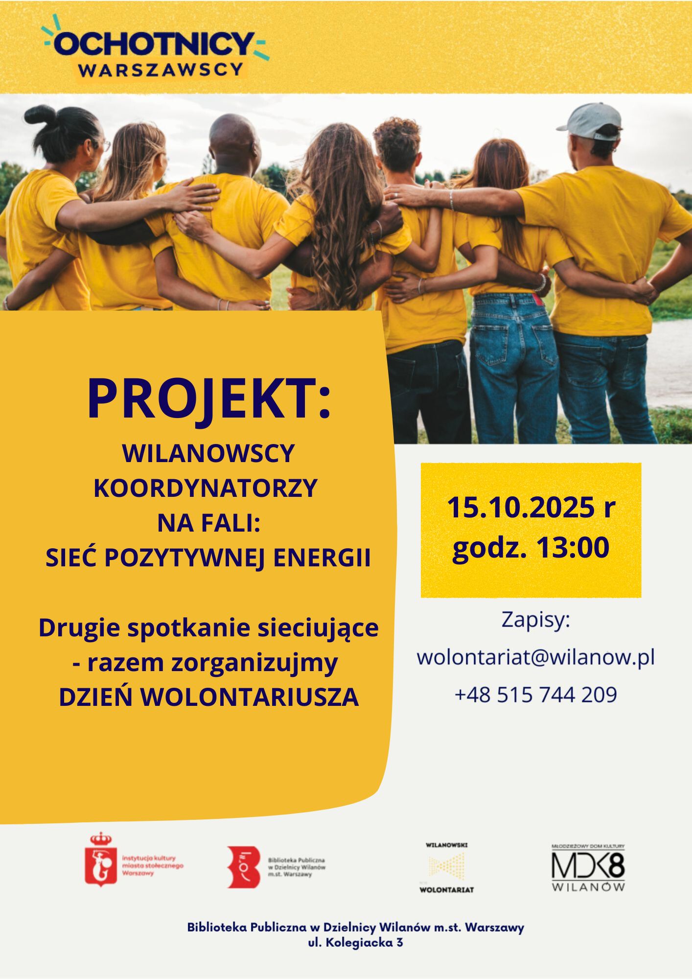Zdjęcie wolontariuszy odwróconych plecami do obiektywu. Żółto-szare tło. Ochotnicy warszawscy. Projekt: wilanowscy koordynatorzy na fali: sieć pozytywnej energii :) Drugie spotkanie sieciujące razem zorganizujmy DZIEŃ WOLONTARIUSZA. Spotkanie 15.10.2025 godz. 13:00 zapisy: wolontariat@wilanow.pl tel. +48 515 744 209.