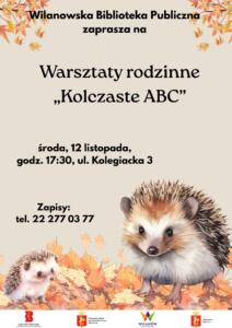 Piaskowe tło, grafika jesiennych liści oraz dwóch jeży. Zaproszenie na warsztaty rodzinne "Kolczaste ABC" środa 12 listopada, godz. 17:30, ul. Kolegiacka 3. Zapisy 22 277 03 77